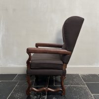 Early 18th Century Leather and Linnen French Wingchair - Image 8