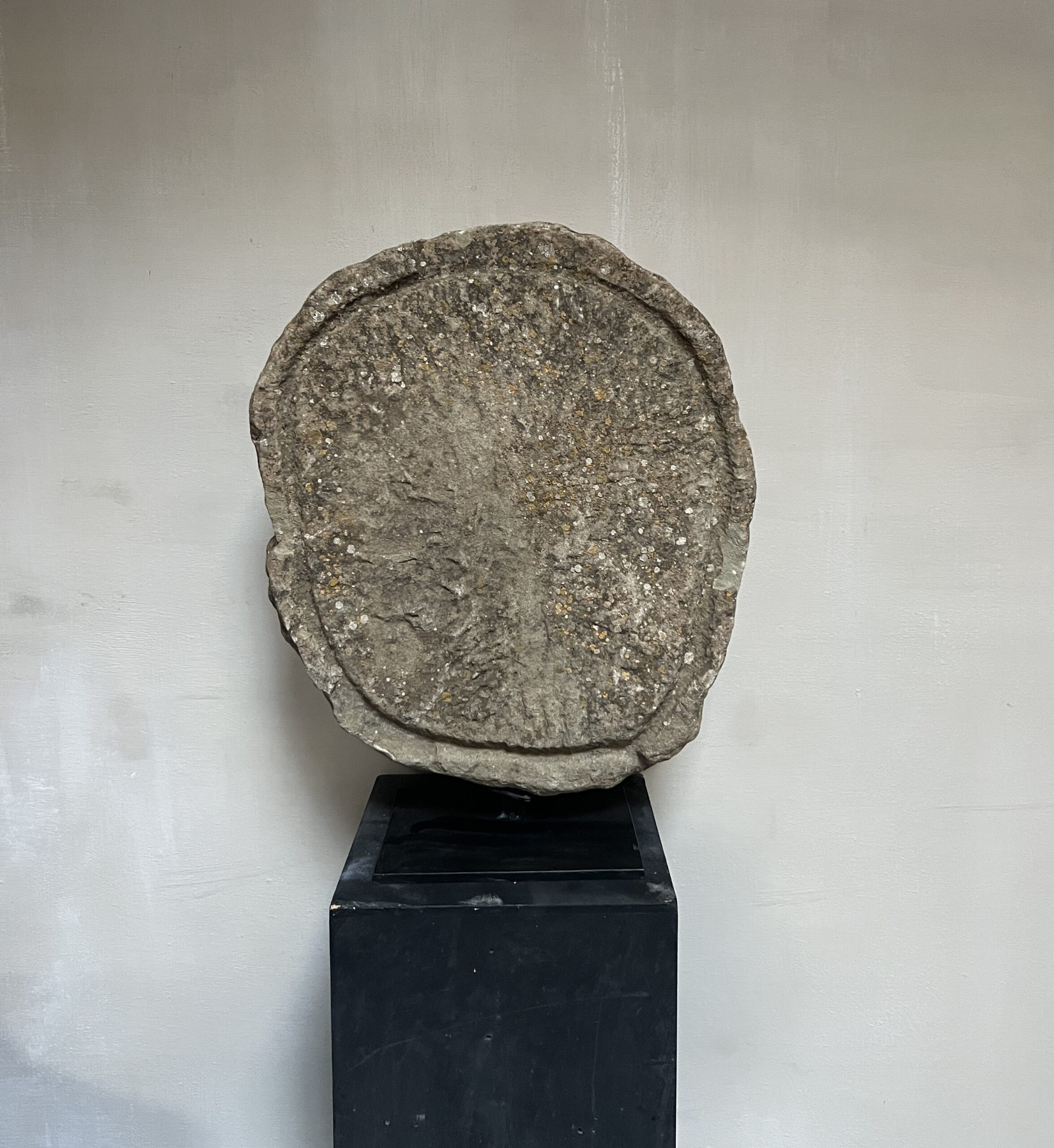 18th century round stone ornament - Image 2